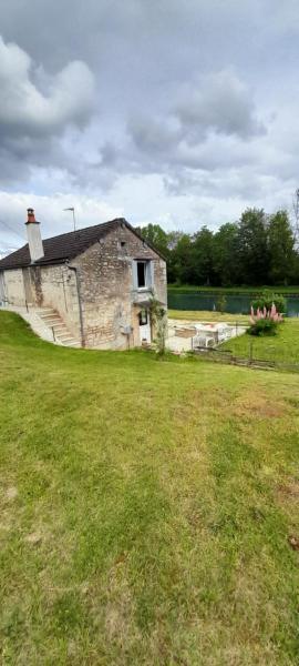 jolie maison au bord du canal